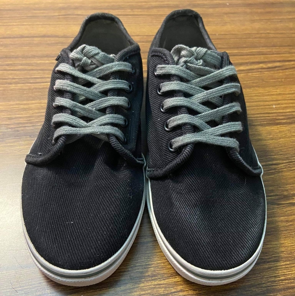 Van's unisex black Old Skool casual outdoor shoes